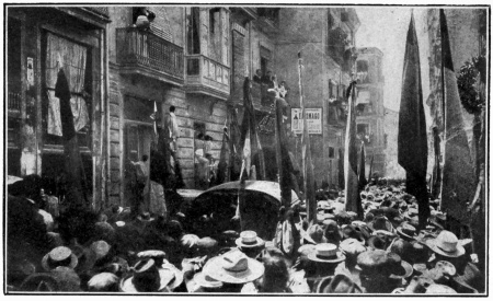 MANIFESTATION POPULAIRE EN L’HONNEUR DE BLASCO IBÁÑEZ,
DEVANT LA RÉDACTION DE «EL PUEBLO»