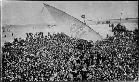 MANIFESTATION DE MARINS ET DE PÊCHEURS EN L’HONNEUR DE
L’AUTEUR DE «FLOR DE MAYO», LORS DE L’HOMMAGE DE VALENCE A BLASCO EN
1910

Sur la voile de la classique barque de pêche traînée par des bœufs,
qu’a tant de fois peinte Sorolla, figurent les titres des romans
jusqu’alors publiés